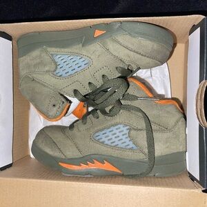 Used but in great condition Jordan 5 Retro TD Sneakers in Olive and Orange